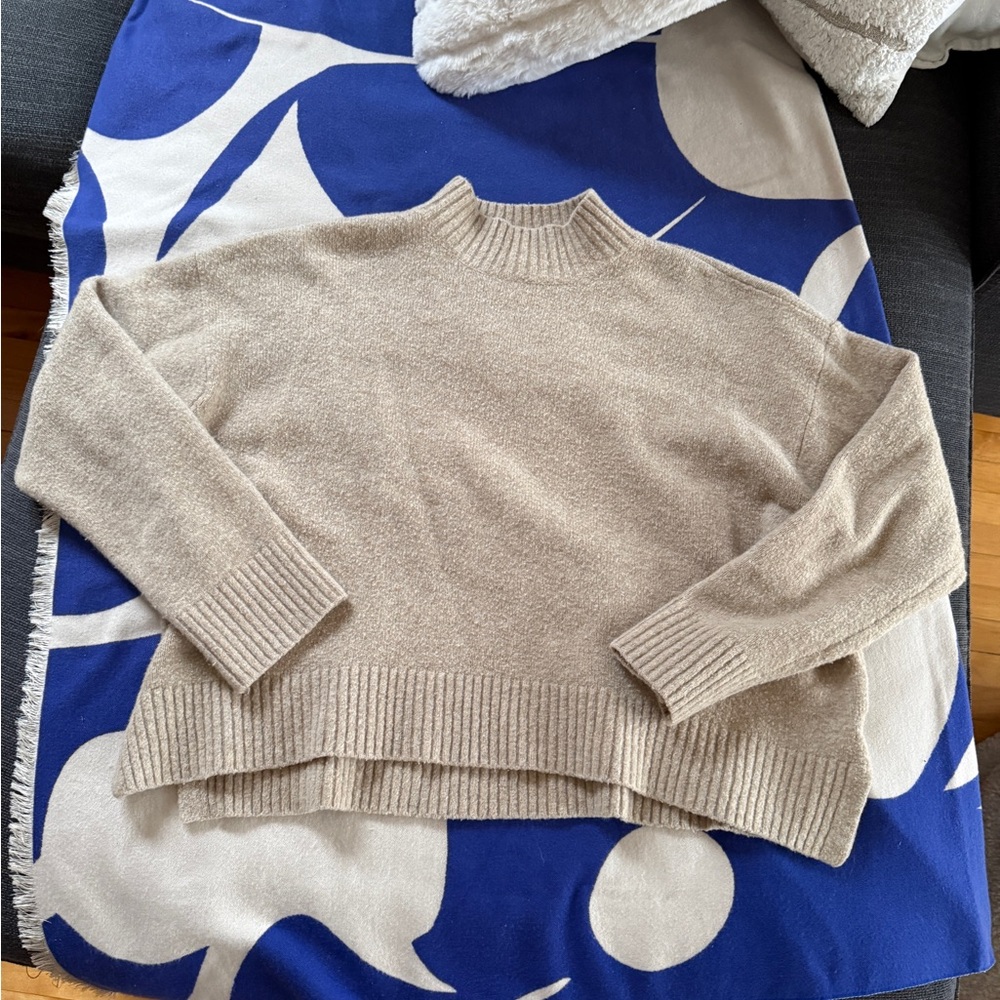 UNIQLO BEIGE SWEATER SMALL